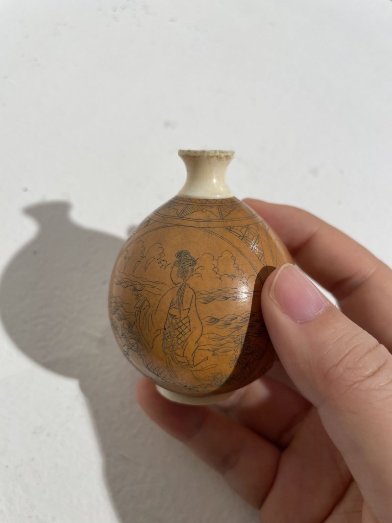 二十世紀 銅合金、鎏金黑色玻璃、雕刻葫蘆、打磨雕刻核桃、天然牙質鼻煙壺五件 其一⌈乾隆⌋刻款 | FIVE SNUFF BOTTLES OF VARIOUS MATERIALS - 图4