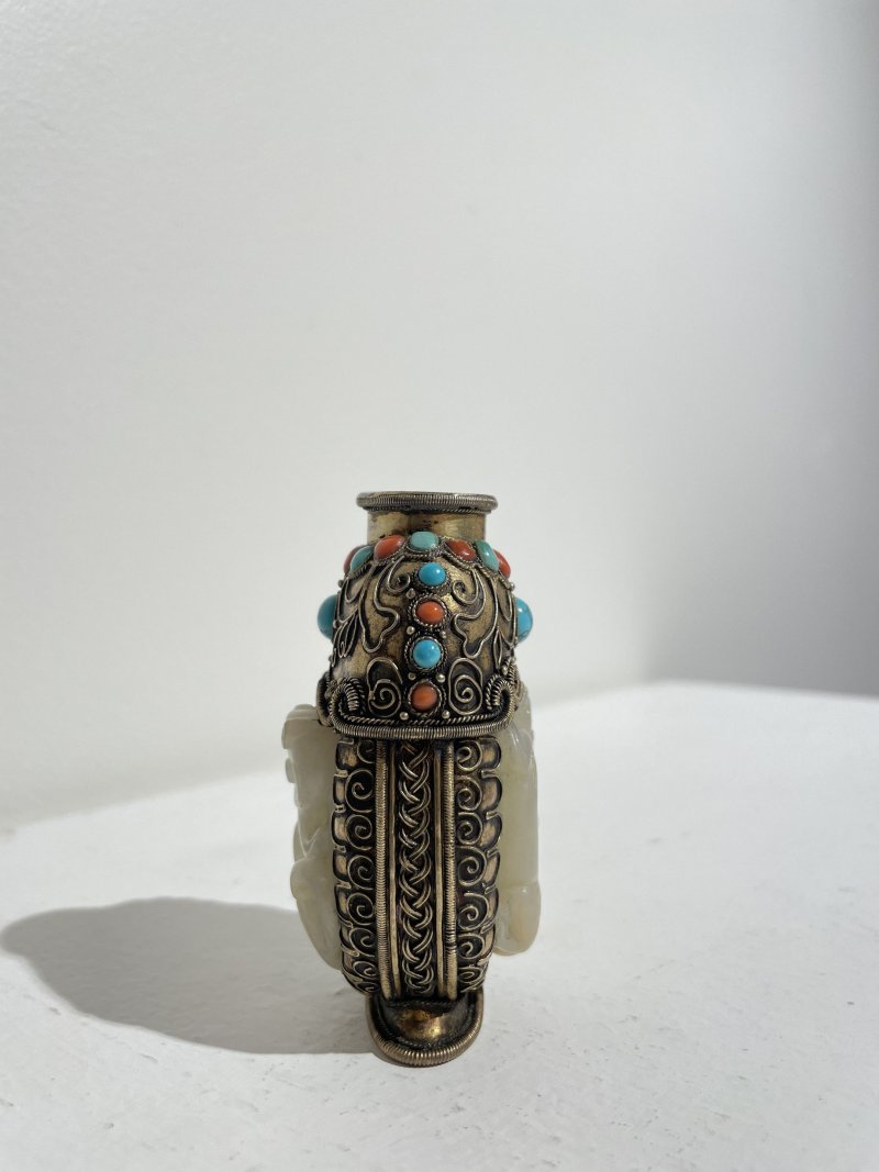 十八/十九世紀 白玉螭龍紋包銅鑲珊瑚綠松鼻煙壺 | A WHITE JADE 'CHI-DRAGON' SNUFF BOTTLE WITH INLAID AND GILT COPPER ENCASING - 图7