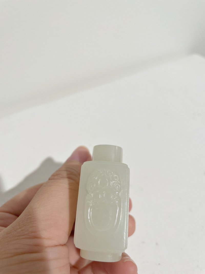 十八/十九世紀 白玉雙喜紋鼻煙壺、翡翠蓋 | A WHITE JADE 'DOUBLE HAPPINESS' SNUFF BOTTLE - 图21