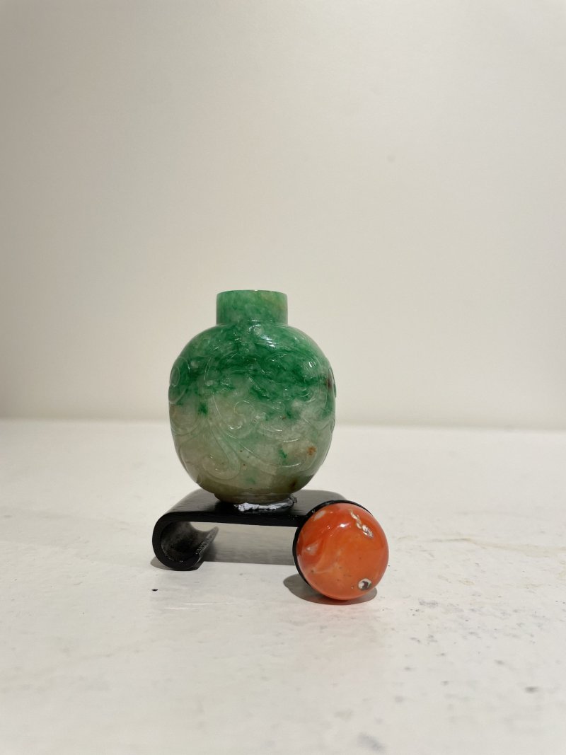 十九世紀 翡翠龍紋鼻煙壺、珊瑚蓋 | AN APPLE-GREEN AND WHITE JADEITE 'DRAGON' SNUFF BOTTLE - 图19