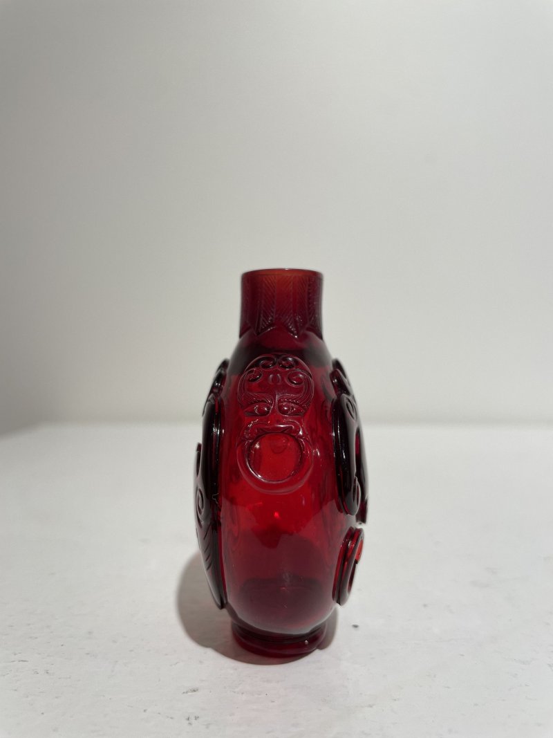 十九世紀 寶石紅玻璃龍鳳紋鼻煙壺 ⌈乾隆⌋刻款 | A RUBY-RED GLASS 'DRAGON AND PHOENIX' SNUFF BOTTLE - 图4