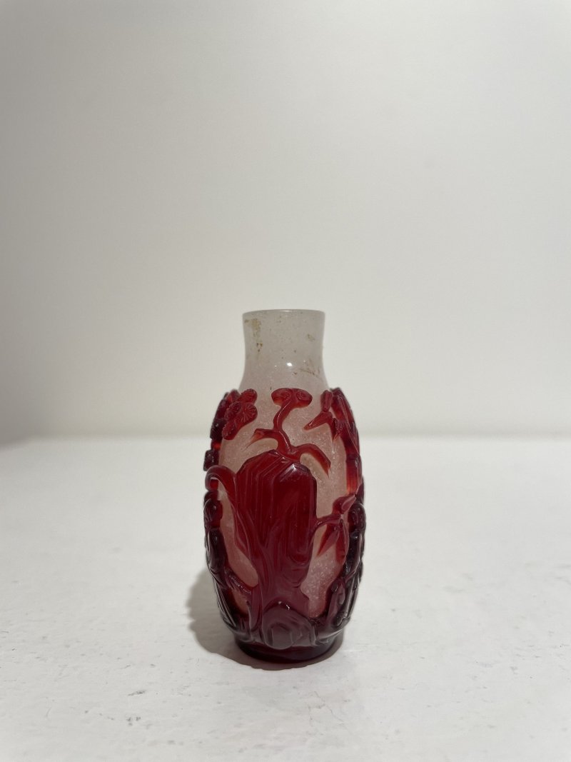 十九世紀 霏雪地套紅玻璃⌈竹林七賢⌋鼻煙壺 | A RED OVERLAY GLASS 'SCHOLARS' SNUFF BOTTLE - 图5