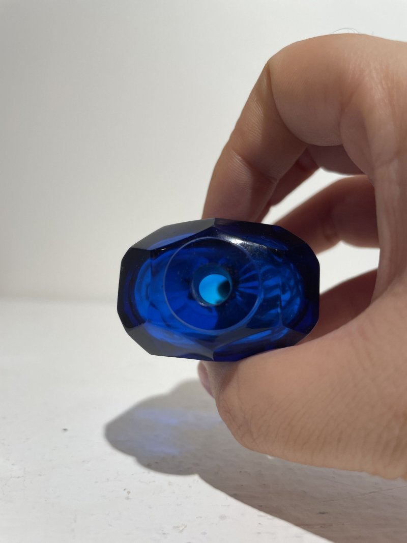 十八/十九世紀 藍玻璃磨花鼻煙壺 | A MULTI-FACETED BLUE GLASS SNUFF BOTTLE - 图3