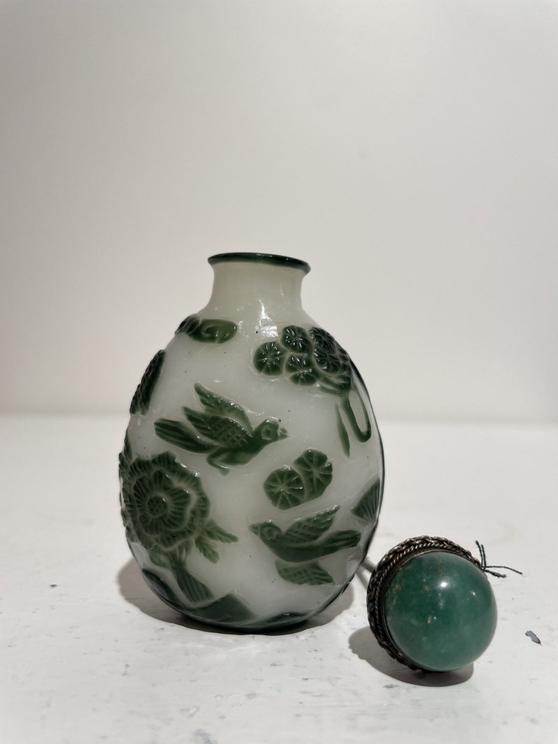 十九/二十世紀 白地套綠玻璃花鳥紋、淺綠地套三色玻璃蝶戀花紋、白地套藍玻璃行龍紋、玻璃胎畫琺琅花卉紋、多色玻璃葫蘆式、白地套墨黑玻璃印章紋鼻煙壺七件 其二⌈古月軒⌋藍料楷書款、⌈乾隆年製⌋青花楷書款 | SEVEN GLASS SNUFF BOTTLES - 图38