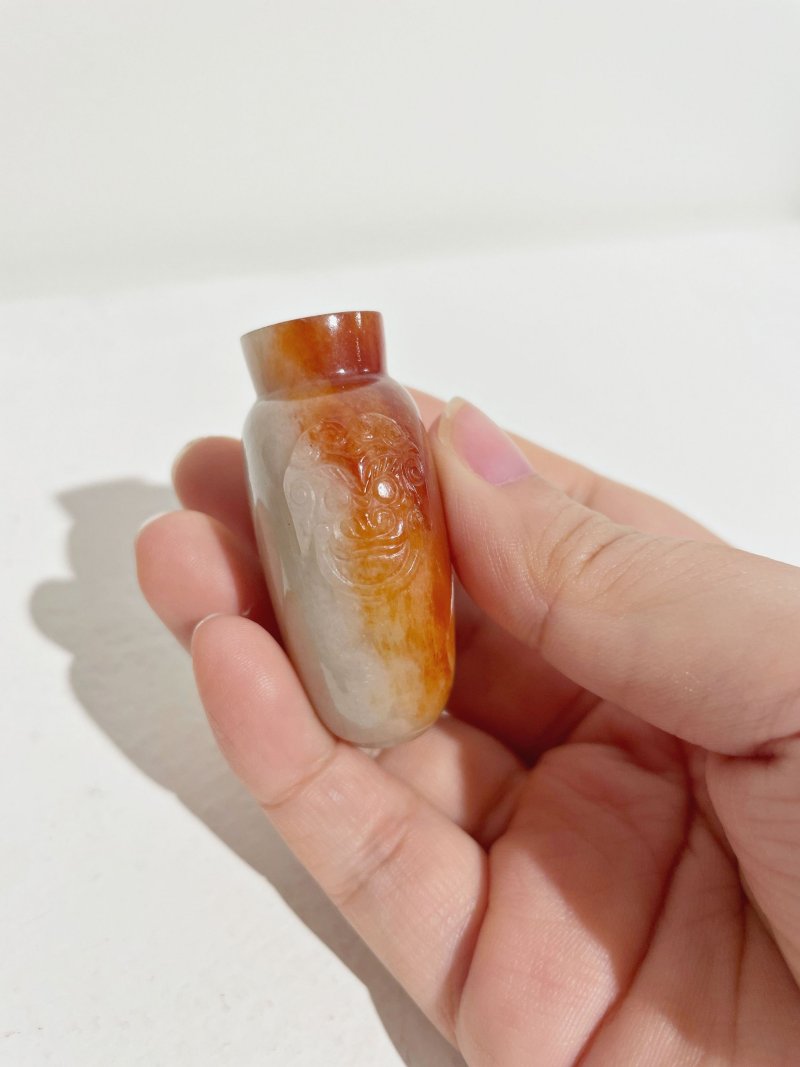 晚清 雙色翡翠鼻煙壺、翡翠蓋 | A RUSSET AND GREENISH WHITE JADEITE SNUFF BOTTLE - 图24