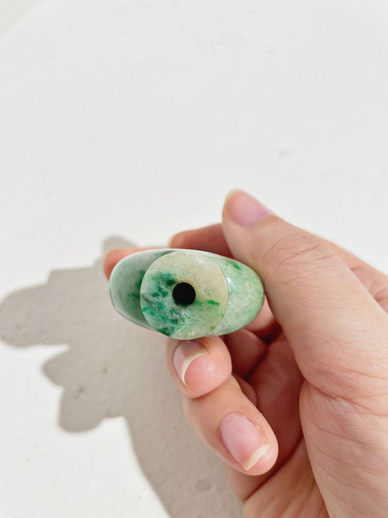 十九/二十世紀 翠玉光素鼻煙壺及煙碟 | A MOTTLED GREEN JADEITE SNUFF BOTTLE AND A SNUFF DISH - 图15