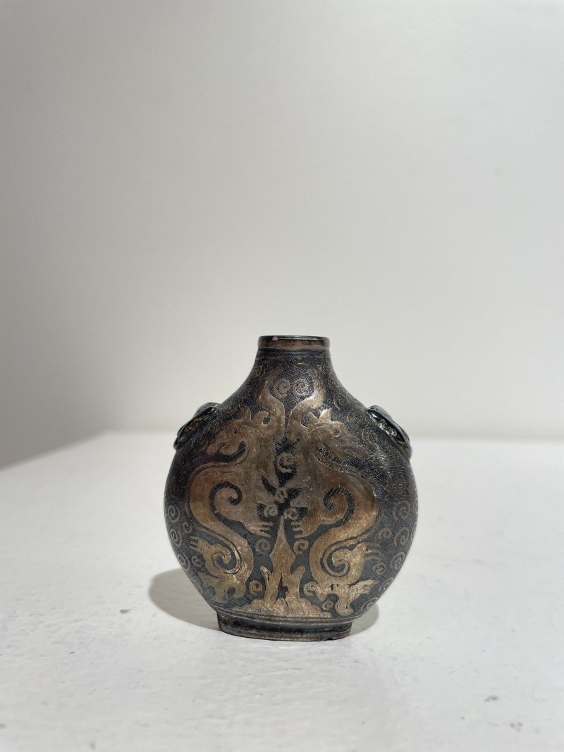 十九世紀 烏銀夔龍紋鼻煙壺 | A SILVER NIELLO 'KUI-DRAGON' SNUFF BOTTLE - 图22