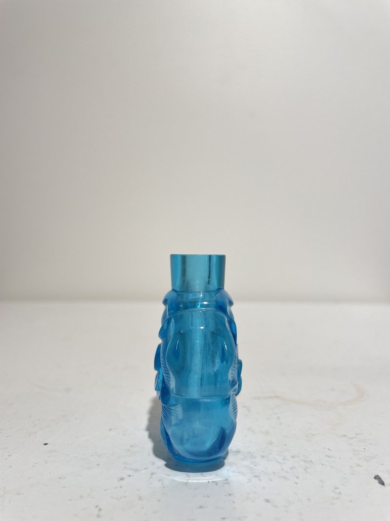 十九世紀 藍色玻璃金葵紋鼻煙壺二件 | TWO BLUE GLASS 'MALLOW' SNUFF BOTTLES - 图29
