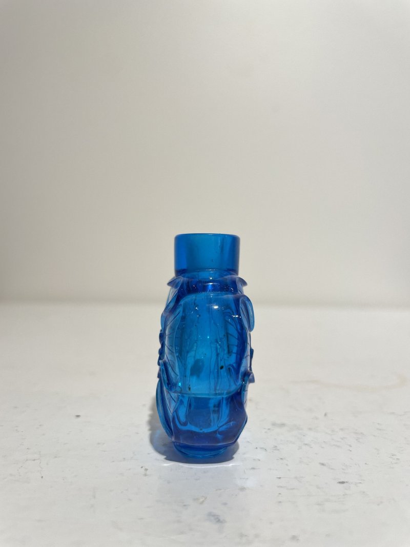 十九世紀 藍色玻璃金葵紋鼻煙壺二件 | TWO BLUE GLASS 'MALLOW' SNUFF BOTTLES - 图6