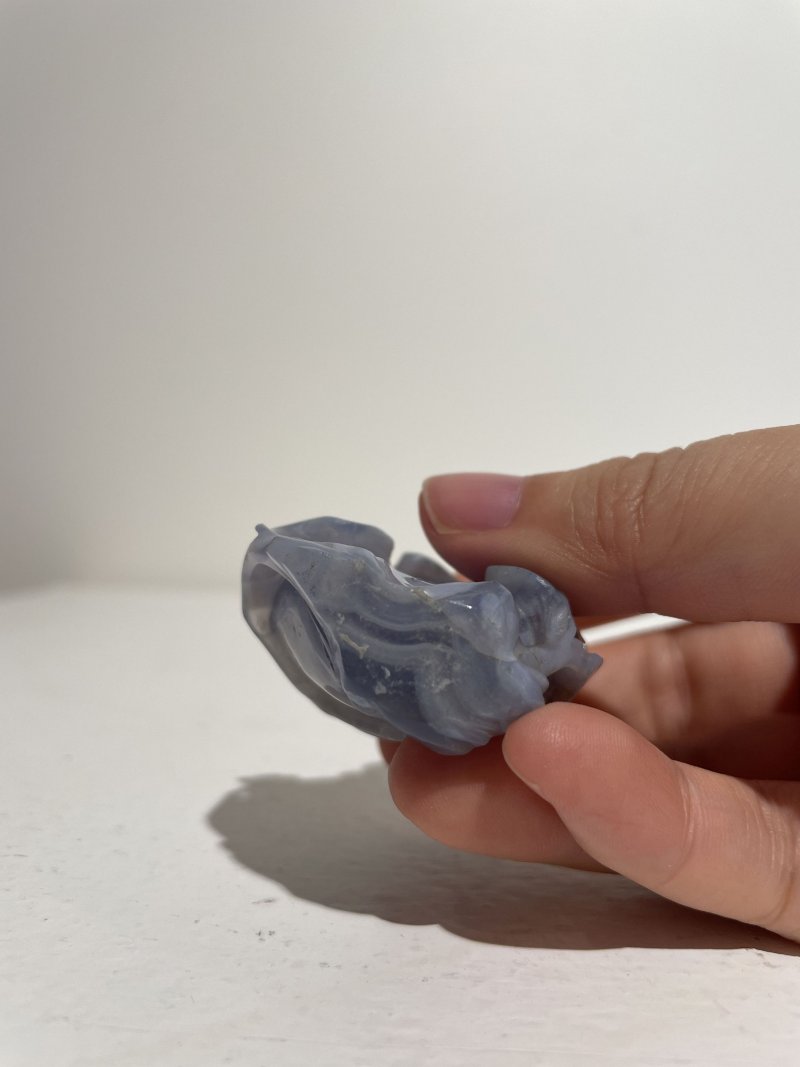 十九/二十世紀 橙色瑪瑙松鼠葡萄紋、紫色條帶瑪瑙雛菊紋鼻煙壺二件 | AN CHALCEDONY AGATE 'SQUIRREL' AND A STRIATED LAVENDER AGATE 'DAISY' SNUFF BOTTLE - 图29