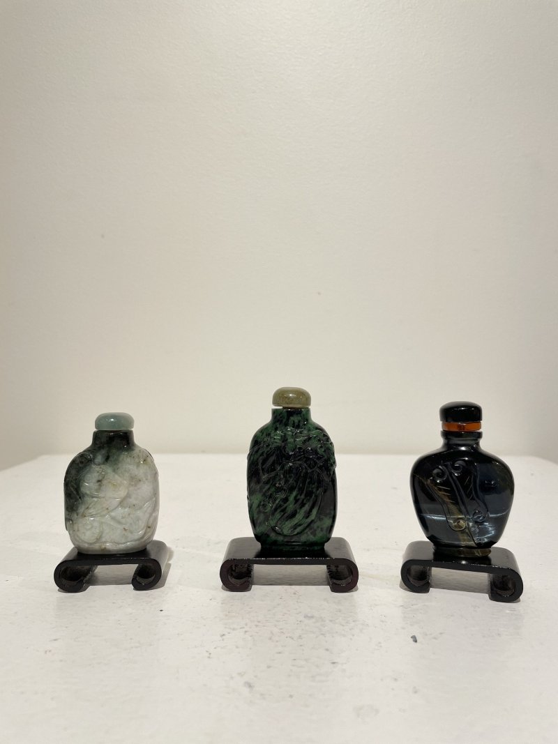 十九/二十世紀 碧玉⌈瓜瓞⌋、翡翠巧雕⌈連年有餘⌋、虎眼石⌈佛手⌋鼻煙壺三件 | A SPINACH JADE 'MELON', A JADEITE 'LOTUS' AND A TIGER'S EYE 'FINGER CITRON' SNUFF BOTTLES - 图26