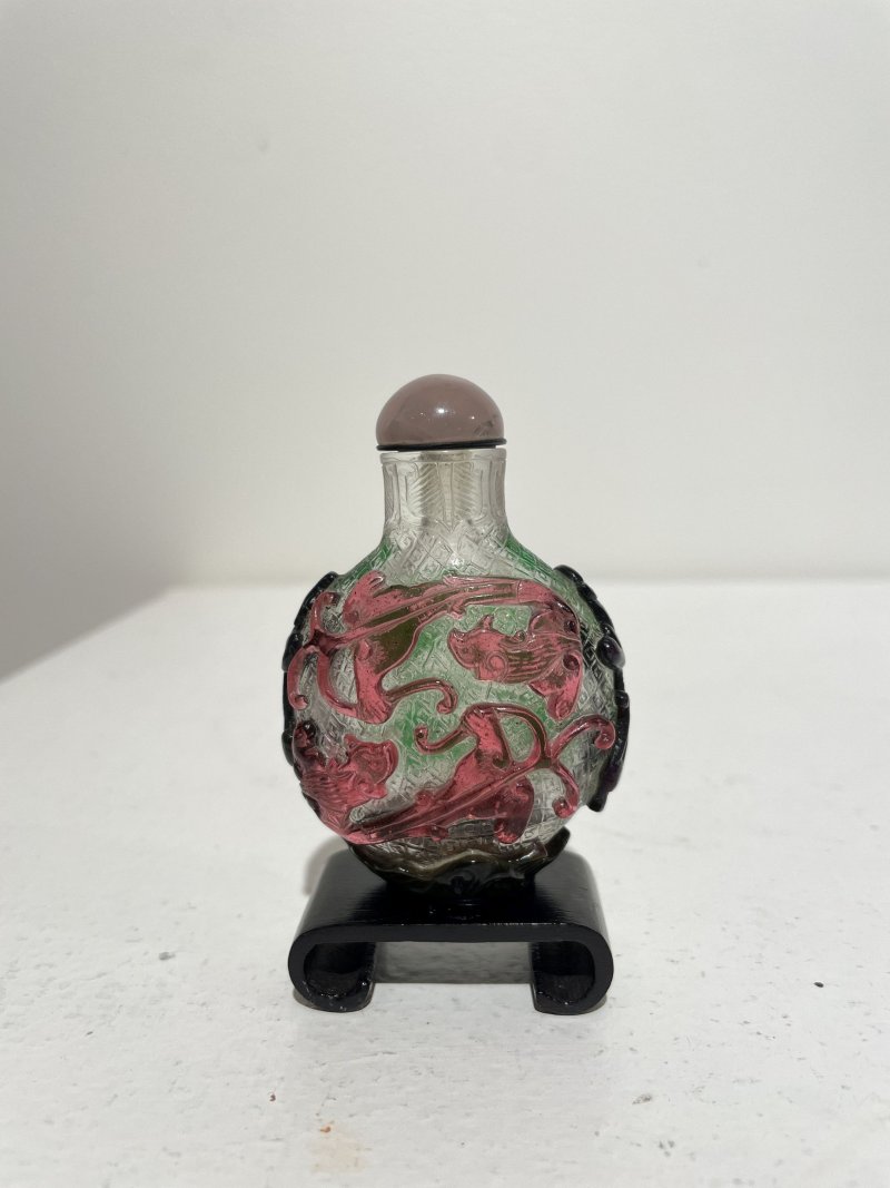 晚清 透明地套雙色玻璃螭龍紋鼻煙壺 | A MULTI-COLOUR OVERLAY GLASS 'CHI-DRAGON' SNUFF BOTTLE - 图20