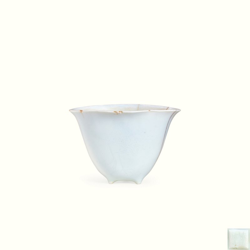 明 德化白釉暗刻仙鹤诗文大角杯