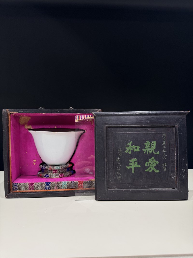 明 德化白釉暗刻仙鹤诗文大角杯 - 图6