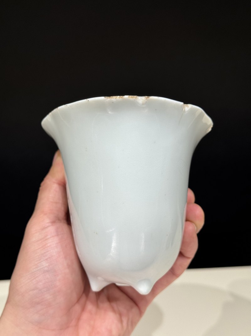 明 德化白釉暗刻仙鹤诗文大角杯 - 图10