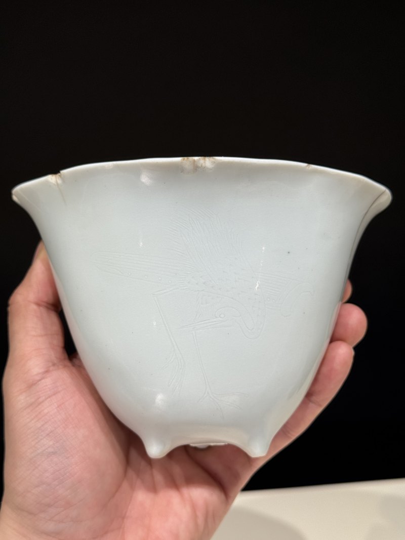 明 德化白釉暗刻仙鹤诗文大角杯 - 图11