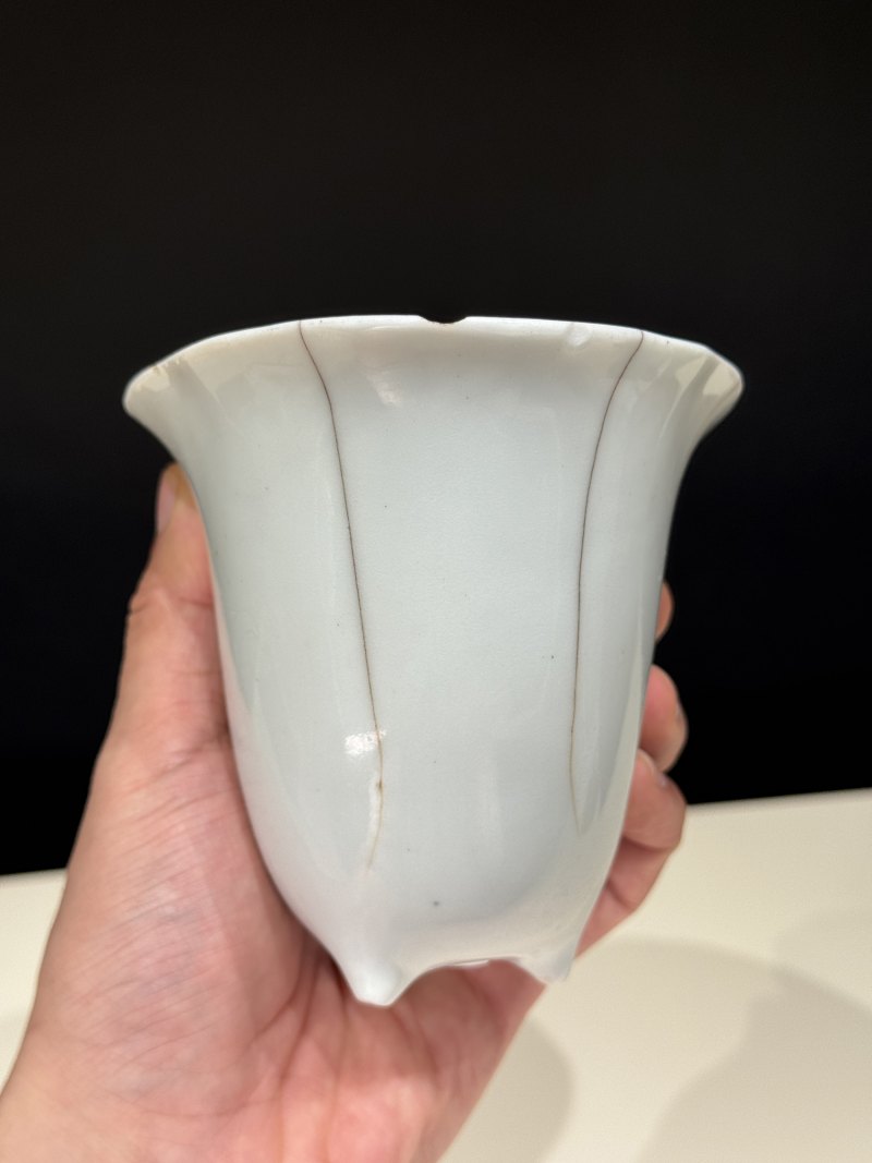 明 德化白釉暗刻仙鹤诗文大角杯 - 图12