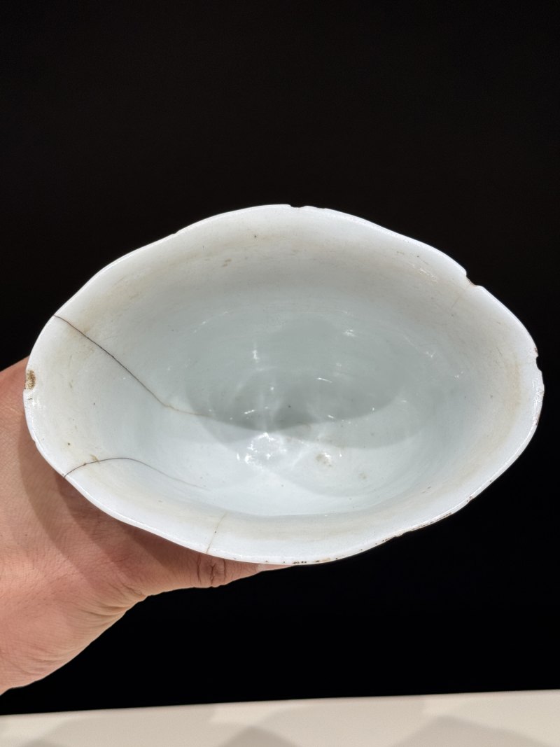 明 德化白釉暗刻仙鹤诗文大角杯 - 图15