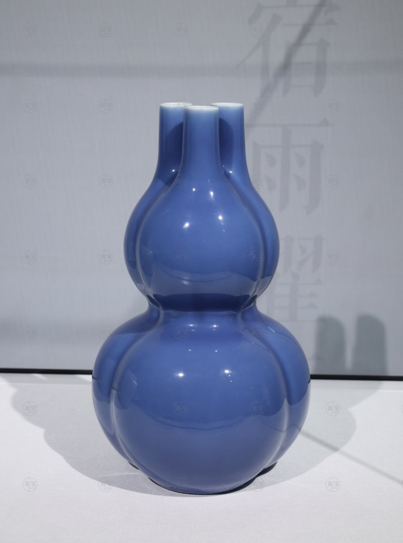 清乾隆 景德镇窑天蓝釉三口葫芦瓶 - 图2