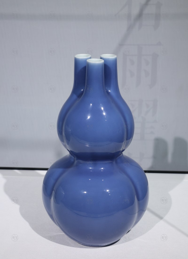 清乾隆 景德镇窑天蓝釉三口葫芦瓶 - 图3