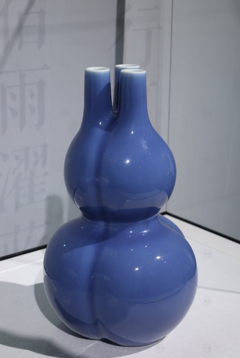 清乾隆 景德镇窑天蓝釉三口葫芦瓶 - 图4