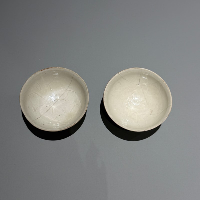 明代 白釉萱草纹小盏一对 - 图5
