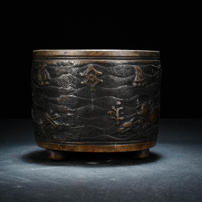 清中期 铜海水瑞兽纹炉