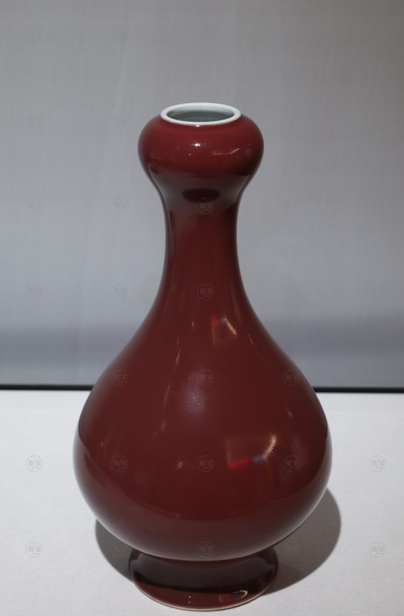 清乾隆 景德镇窑红釉蒜口瓶 - 图3