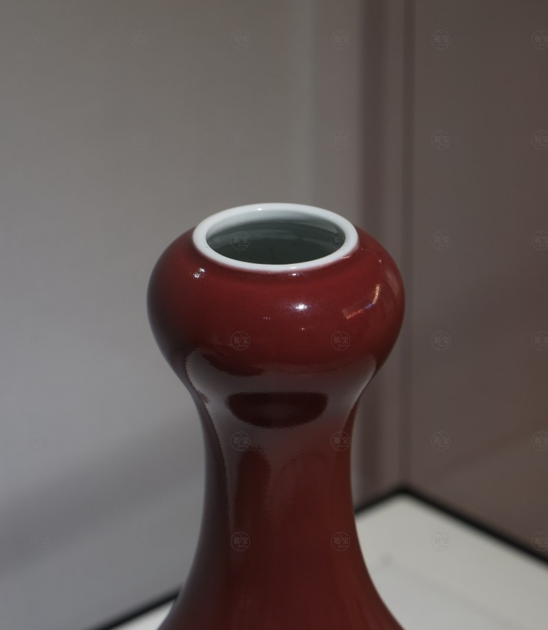 清乾隆 景德镇窑红釉蒜口瓶 - 图4