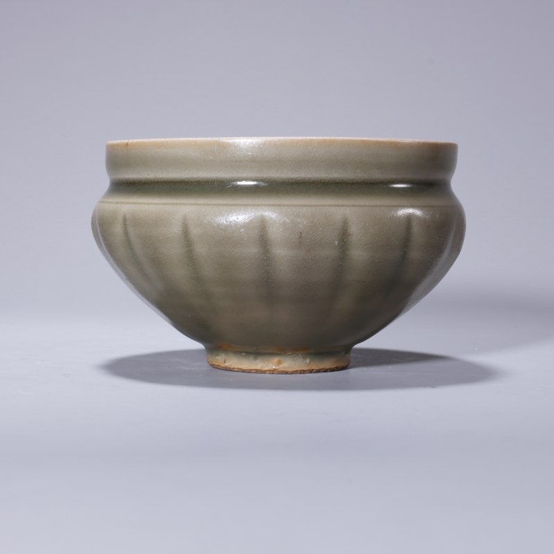 明代 青釉瓜棱钵