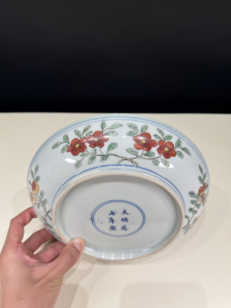 明万历 青花五彩洞石花蝶纹盘 - 图17
