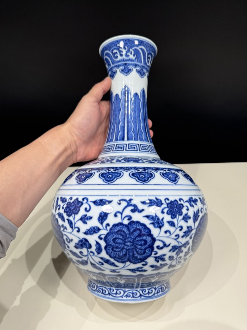清同治 青花缠枝莲纹赏瓶 - 图7