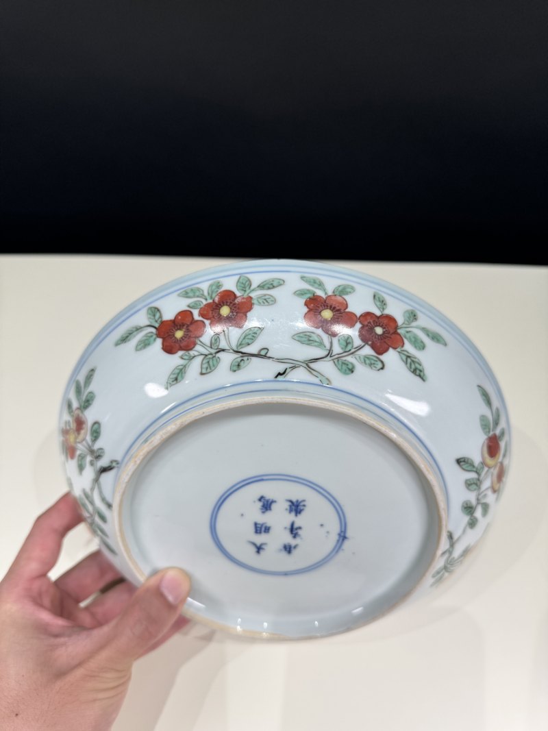 明万历 青花五彩洞石花蝶纹盘 - 图18