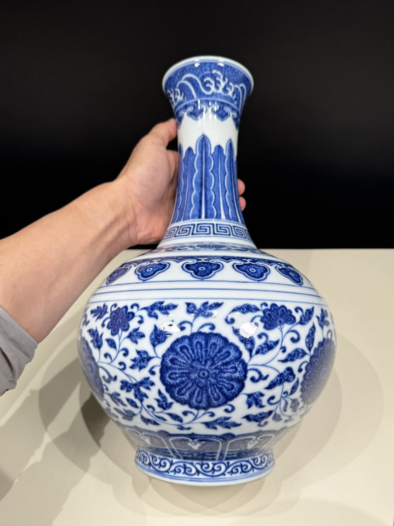清同治 青花缠枝莲纹赏瓶 - 图8