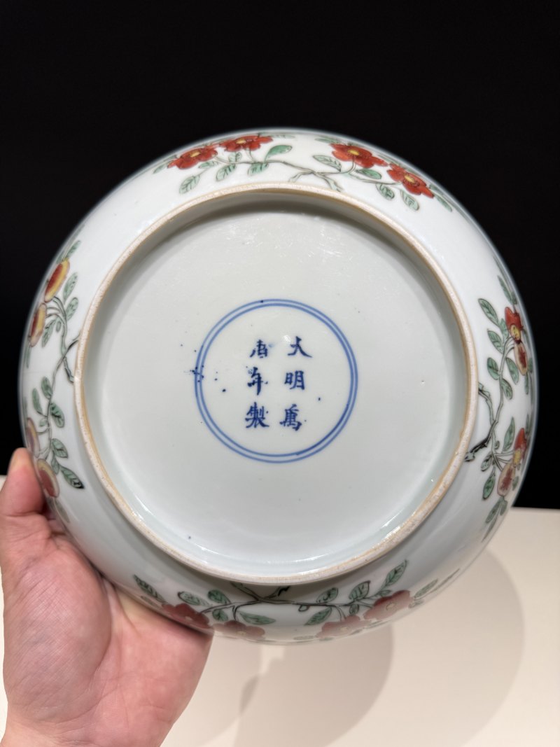 明万历 青花五彩洞石花蝶纹盘 - 图19