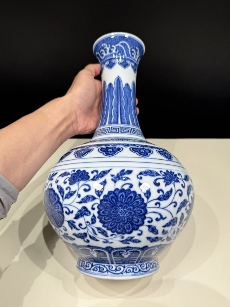 清同治 青花缠枝莲纹赏瓶 - 图9