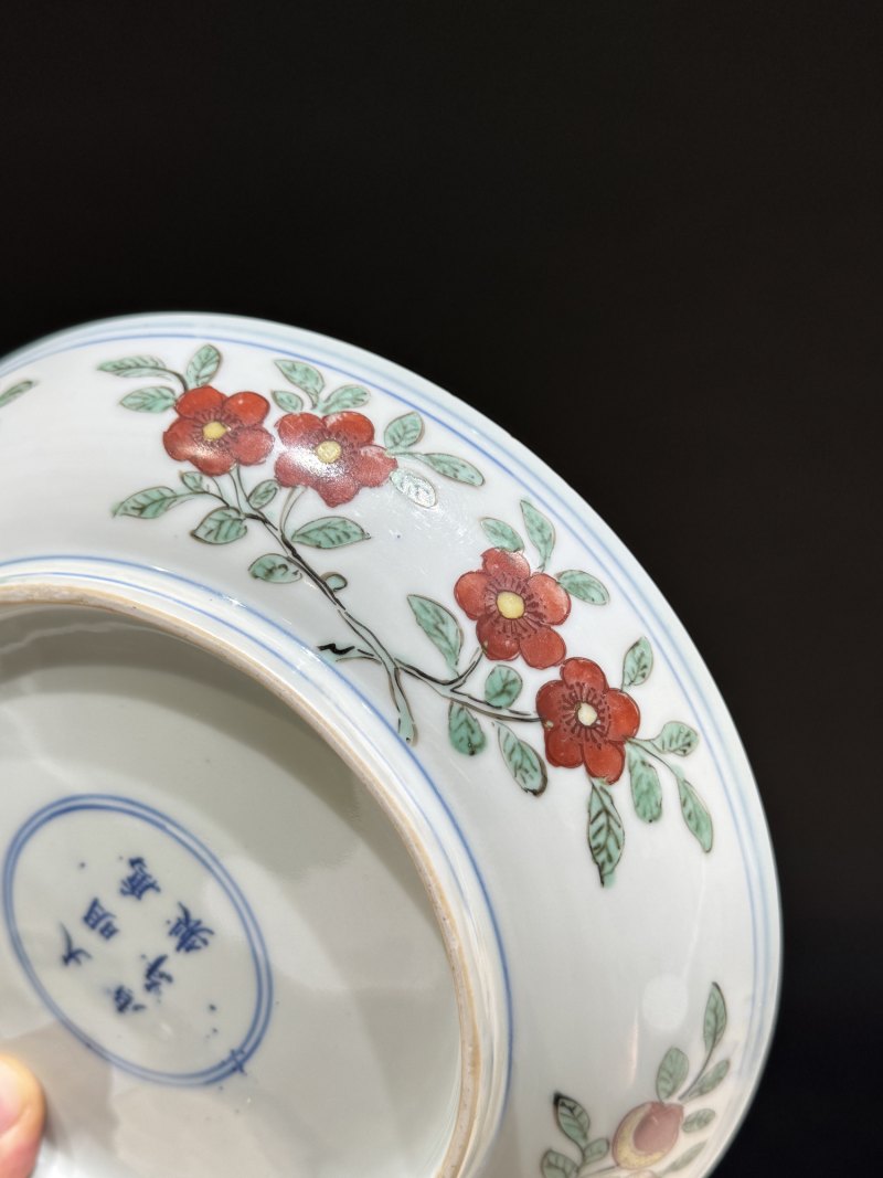 明万历 青花五彩洞石花蝶纹盘 - 图14