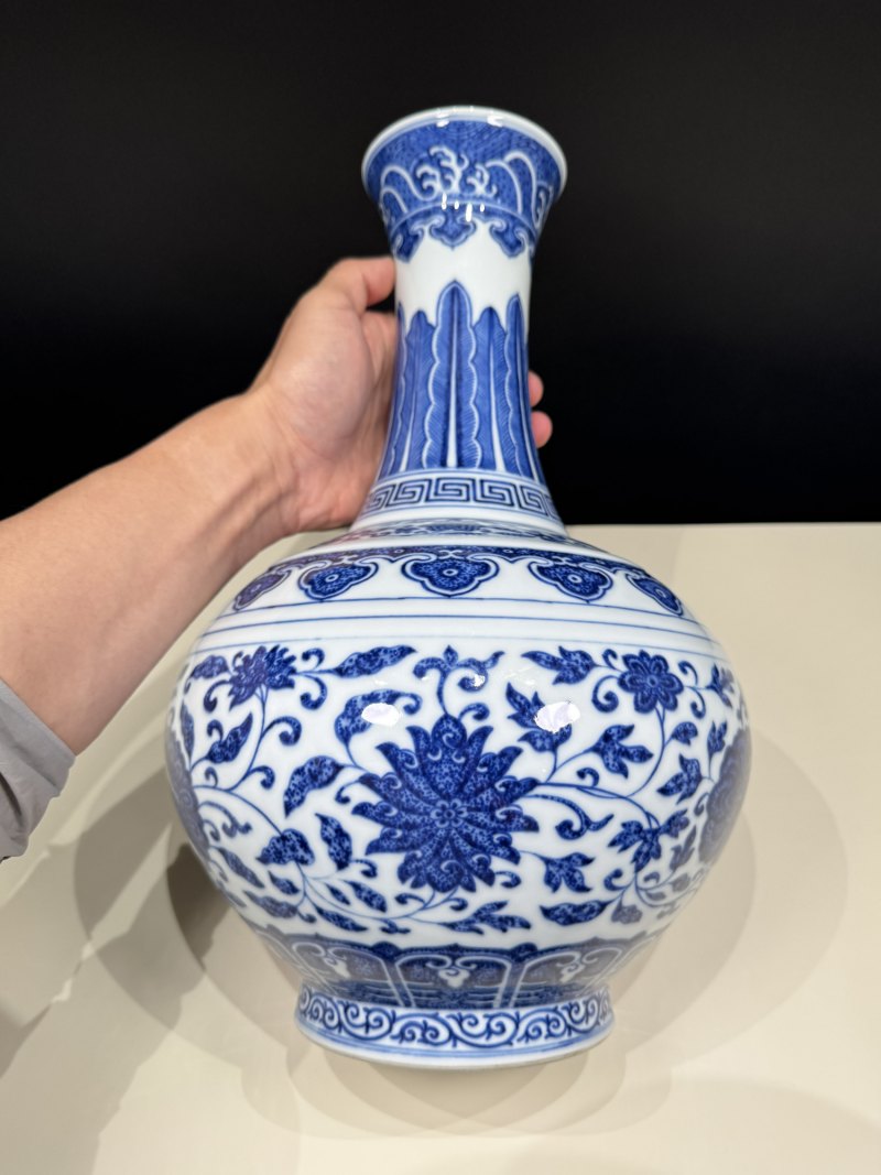 清同治 青花缠枝莲纹赏瓶 - 图10