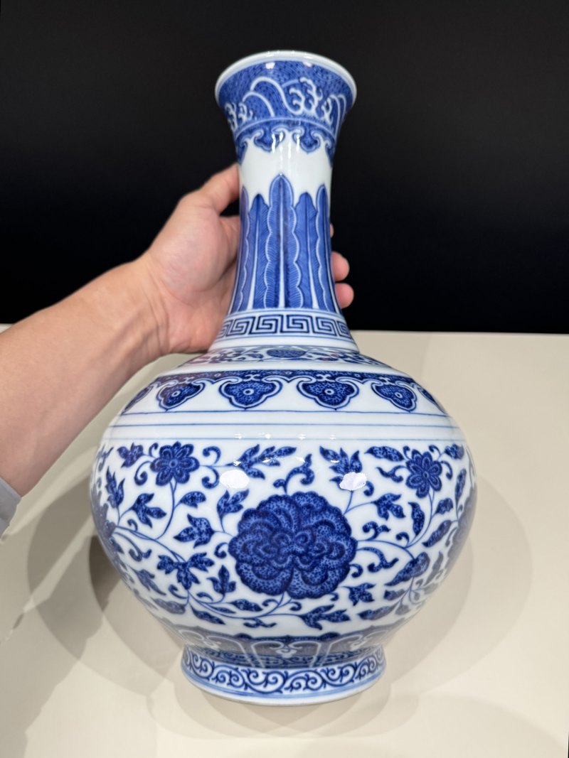 清同治 青花缠枝莲纹赏瓶 - 图11