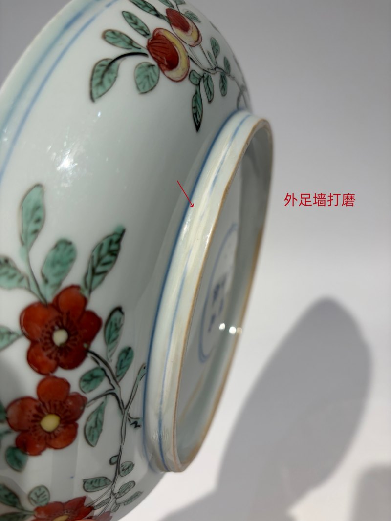 明万历 青花五彩洞石花蝶纹盘 - 图23