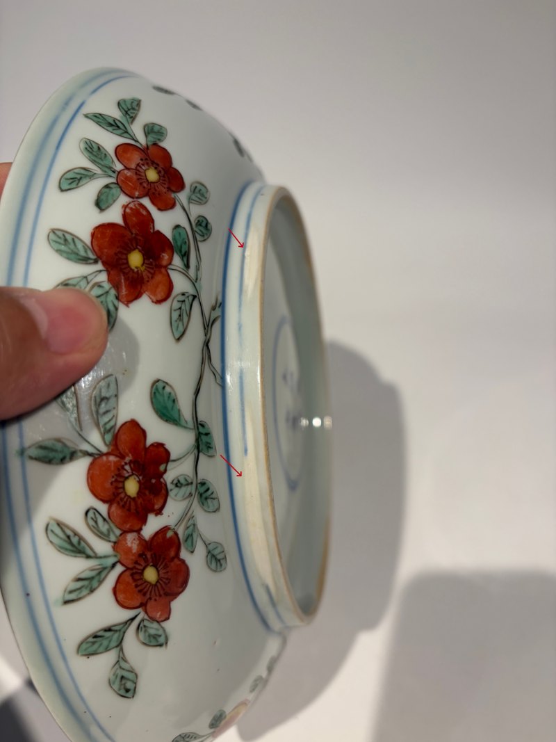明万历 青花五彩洞石花蝶纹盘 - 图25