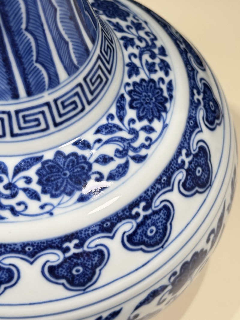 清同治 青花缠枝莲纹赏瓶 - 图15