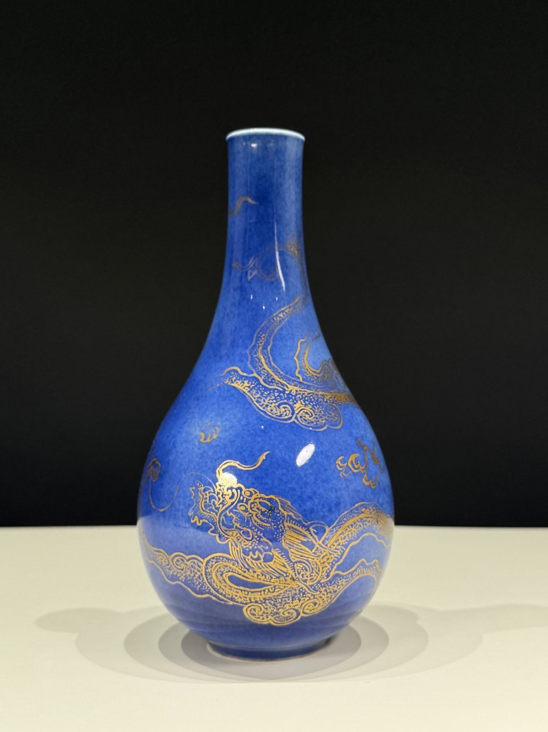 清康熙 洒蓝釉描金云龙纹小胆瓶 - 图5