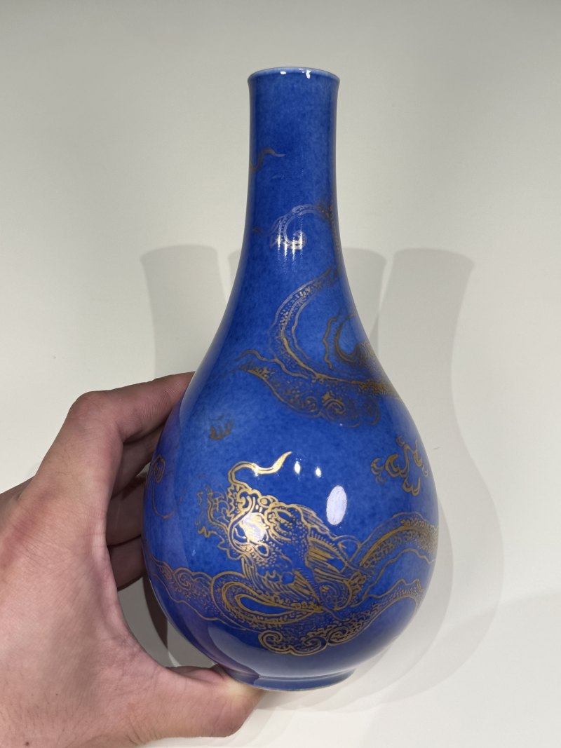 清康熙 洒蓝釉描金云龙纹小胆瓶 - 图6