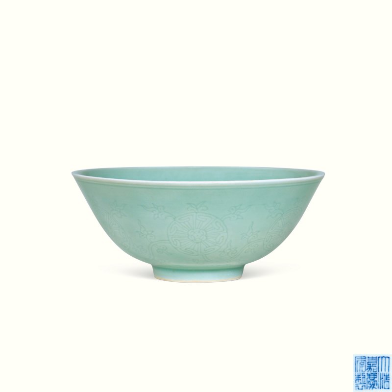 清嘉庆 粉青釉暗刻团菊纹碗