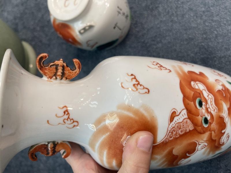    民國 礬紅太獅少獅紋花瓶茶壺二件 - 图3