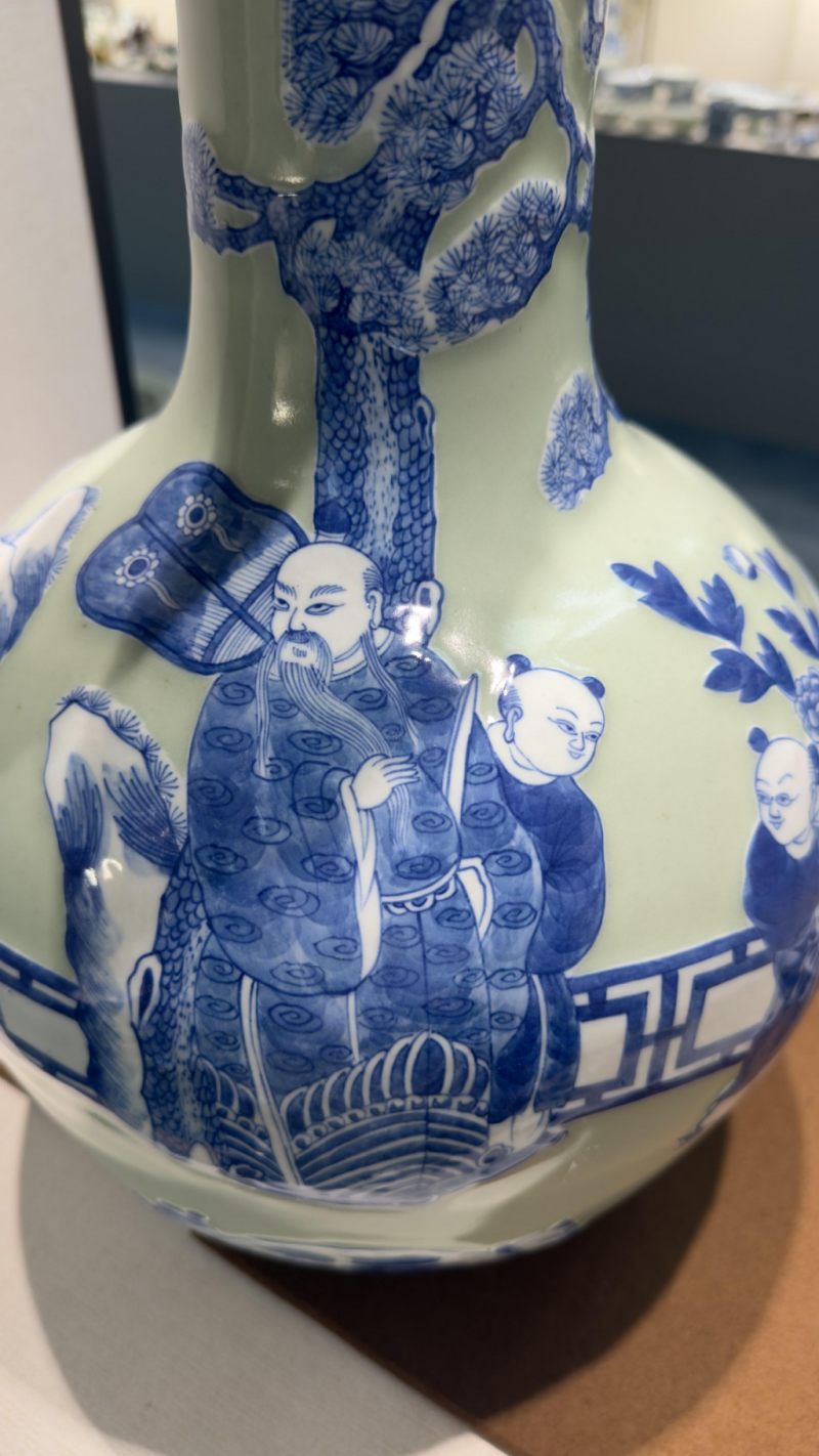   清 豆青高加白青花“天宮賜福”天球瓶 - 图3