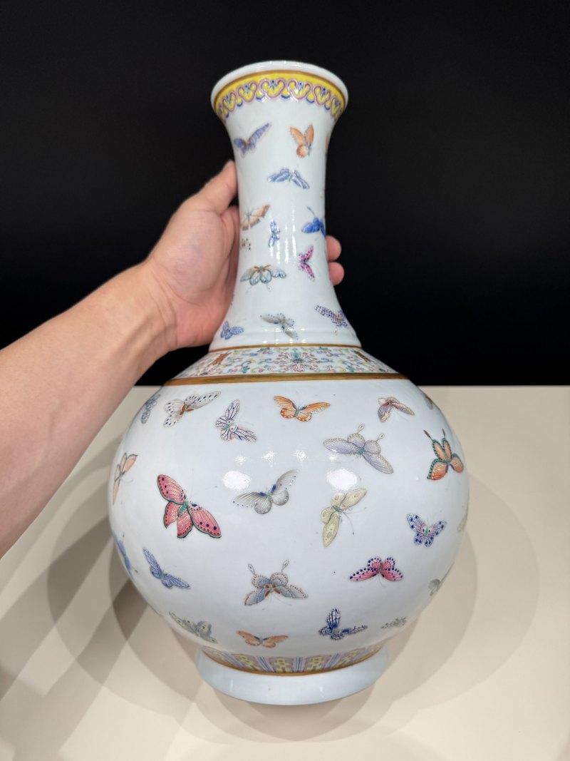 清光绪 粉彩百蝶图赏瓶 - 图7