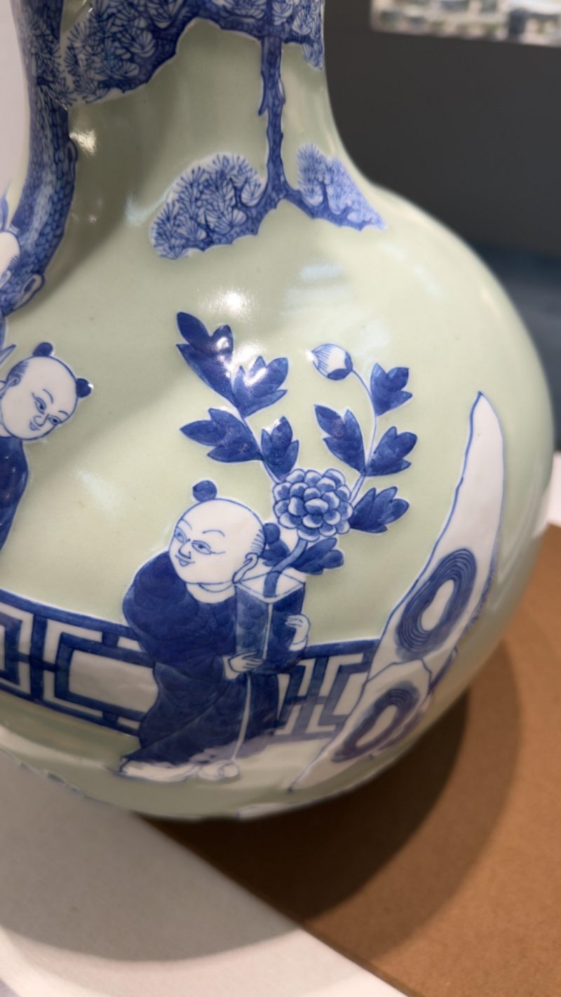    清 豆青高加白青花“天宮賜福”天球瓶 - 图4