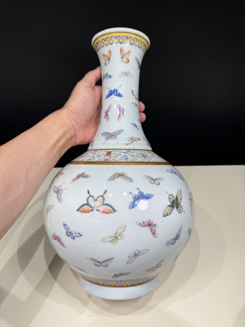 清光绪 粉彩百蝶图赏瓶 - 图8